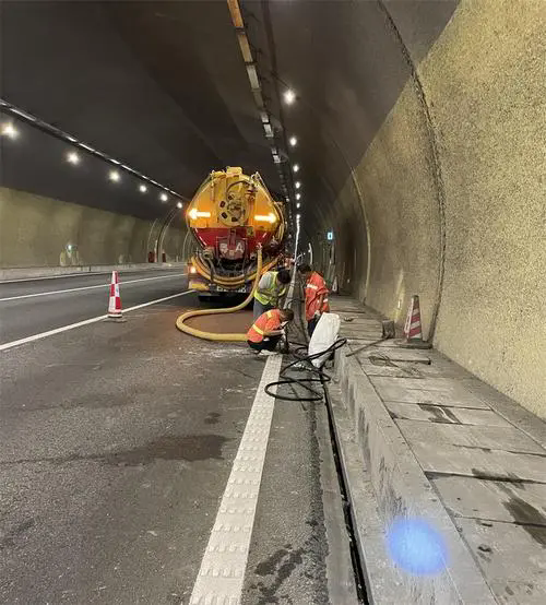 墨江隧道排水渠清淤